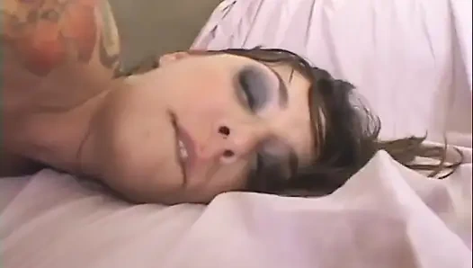 Seksi orta yaşlı seksi kadın Lexi tüm deliklerini sert yarakla dolduruyor.