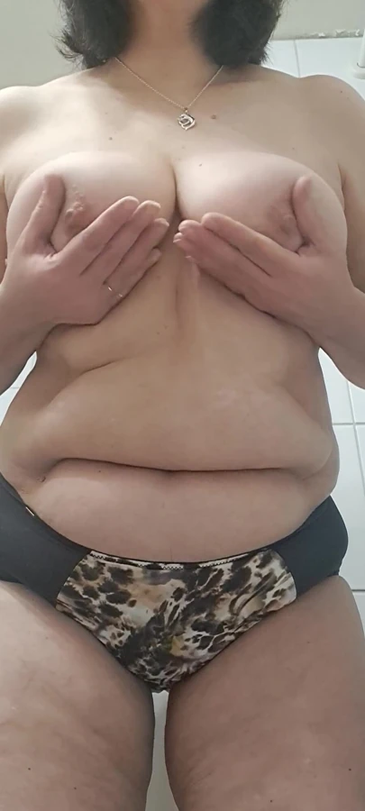 把手指伸进内裤里, 洞口又湿又烫