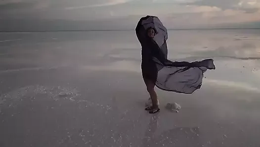 Danse érotique sur la croûte de sel du lac Salt Elton