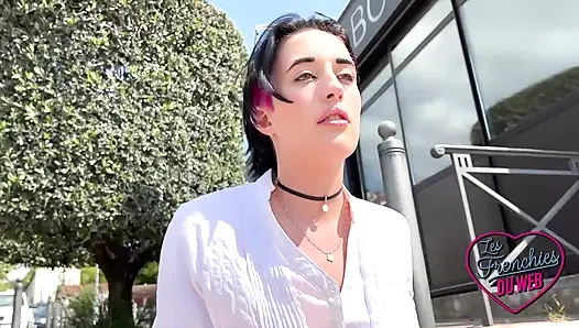 Leila, gerçekten iki yarağın tadına bakmak isteyen yaramaz bir kız