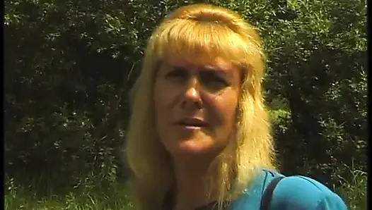 Behaarte blonde reife haben eine schöne zeit im freien