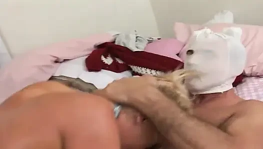 Blonde MILf mit halsband gefickt und grob zum explosiven orgasmus gefickt