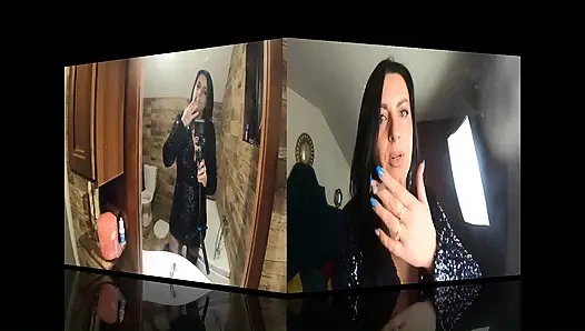 Rauchendes Natursektspiel in Glänzendem Outfit. Badezimmerfetisch Und Schmutziger Nasser Spaß