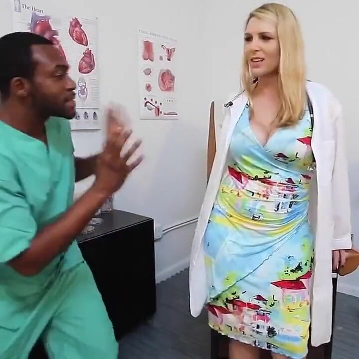 طبيب ساخن ممحون يتناك من زب أسود كبير في روما ميجور