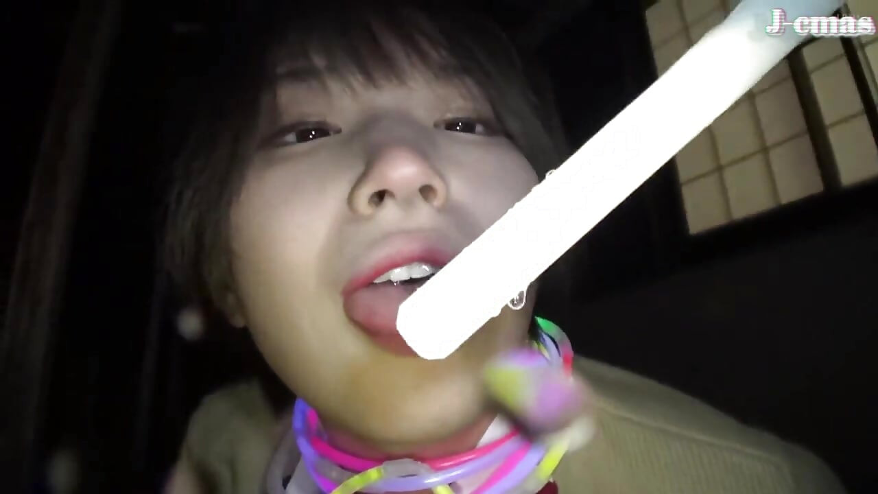 Una bellezza audace abbraccia l'aria aperta ed lascia una traccia calda dove la passione trabocca. [Secondo tempo] - b