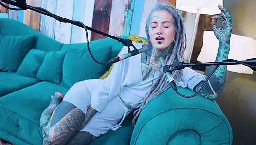 R hakkında konuşuyorum - r - r - asmr podcast sfw konuşuyor gotik sıska kız dreadlocks dövmeli model dövmeli kız