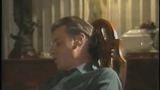 Cewek seksi rambut pirang dengan lingerie lagi asik ngusap itilnya sambil memeknya dientot