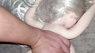 Mala Dollie uživa u dubokom psećem stilu i kapajućem svršavanju unutra