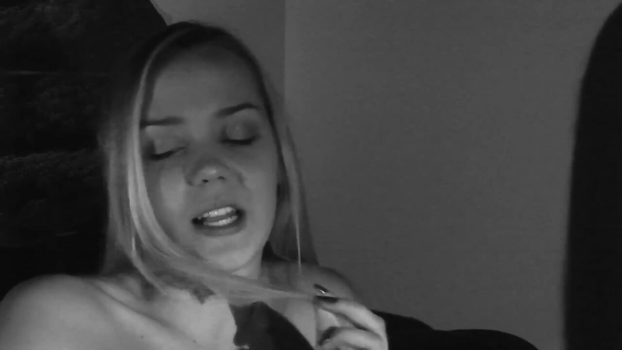 Frumusețe blondă care controlează orgasmul