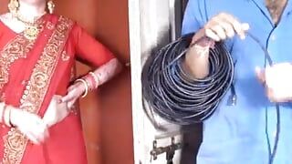 Indisk desi -kvinna som tycker om kul med makens vän tydlig hindi -röst