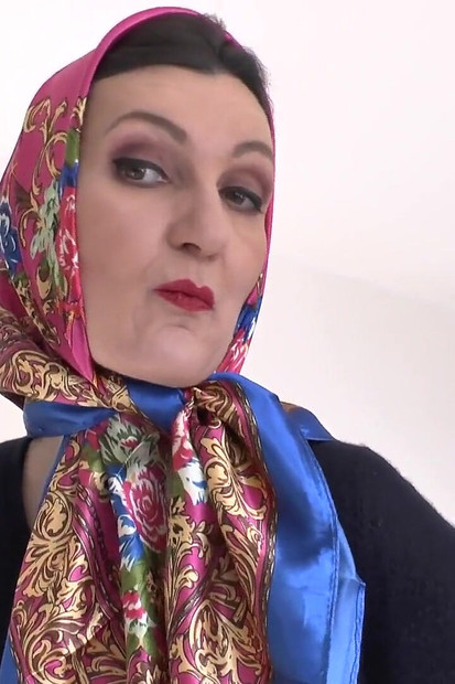 Modna revija satenske marame i svršavanje na šal, JOI, Lady Victoria Valente