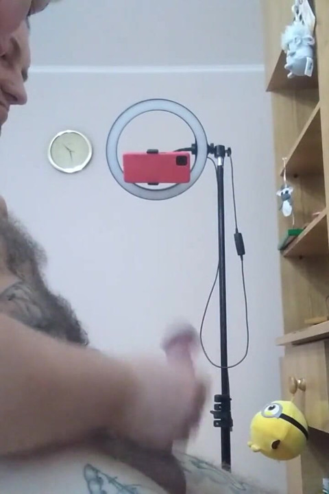 Me pegou me masturbando e me ajudou a gozar