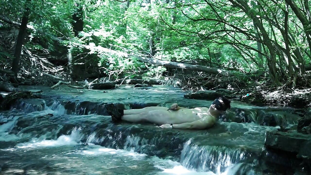 Расгибаясь у водопада, пытаясь украдать немного частного момента