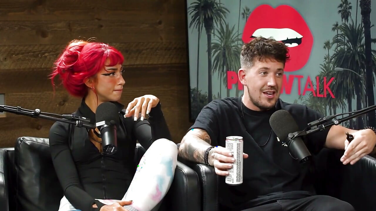 Lexy Panterra sacude el culo en el estudio de podcast