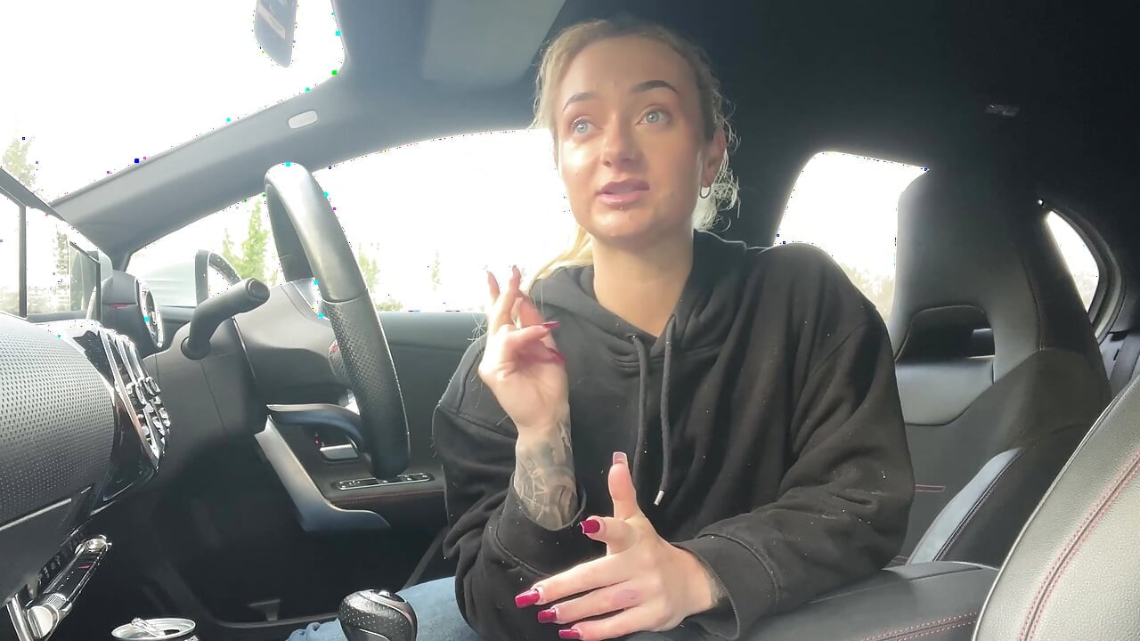 SophiaMayy esfrega publicamente a buceta no carro para entreter construtores locais - QUASE PEGO!
