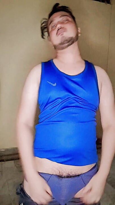 chaddi ke lund ka paani nikal gya