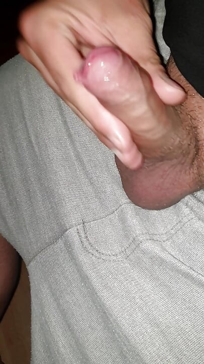 Mira cómo crece mi polla, acariciando mi polla hasta que me corro