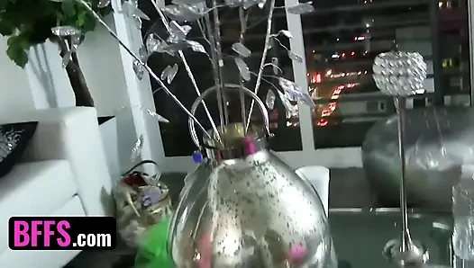 BFFS - грудастые подружки в сексуальном неоновом бикини становятся дикими с секс-игрушками и счастливым ебарем после фестиваля