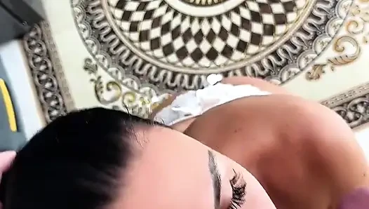 En iyi arkadaş yatak odasındayken arkadaşının karısını mutfak masasında sertçe sikiyor