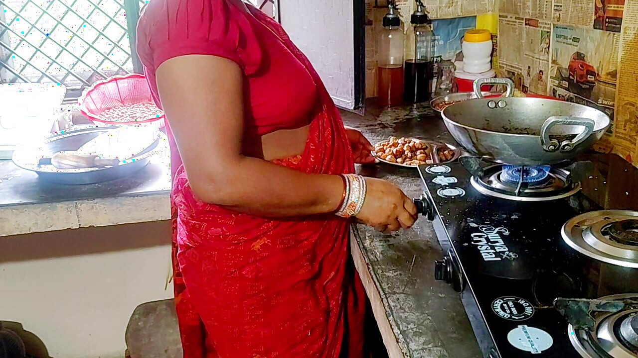 Indische zus stiefneukt buurjongen