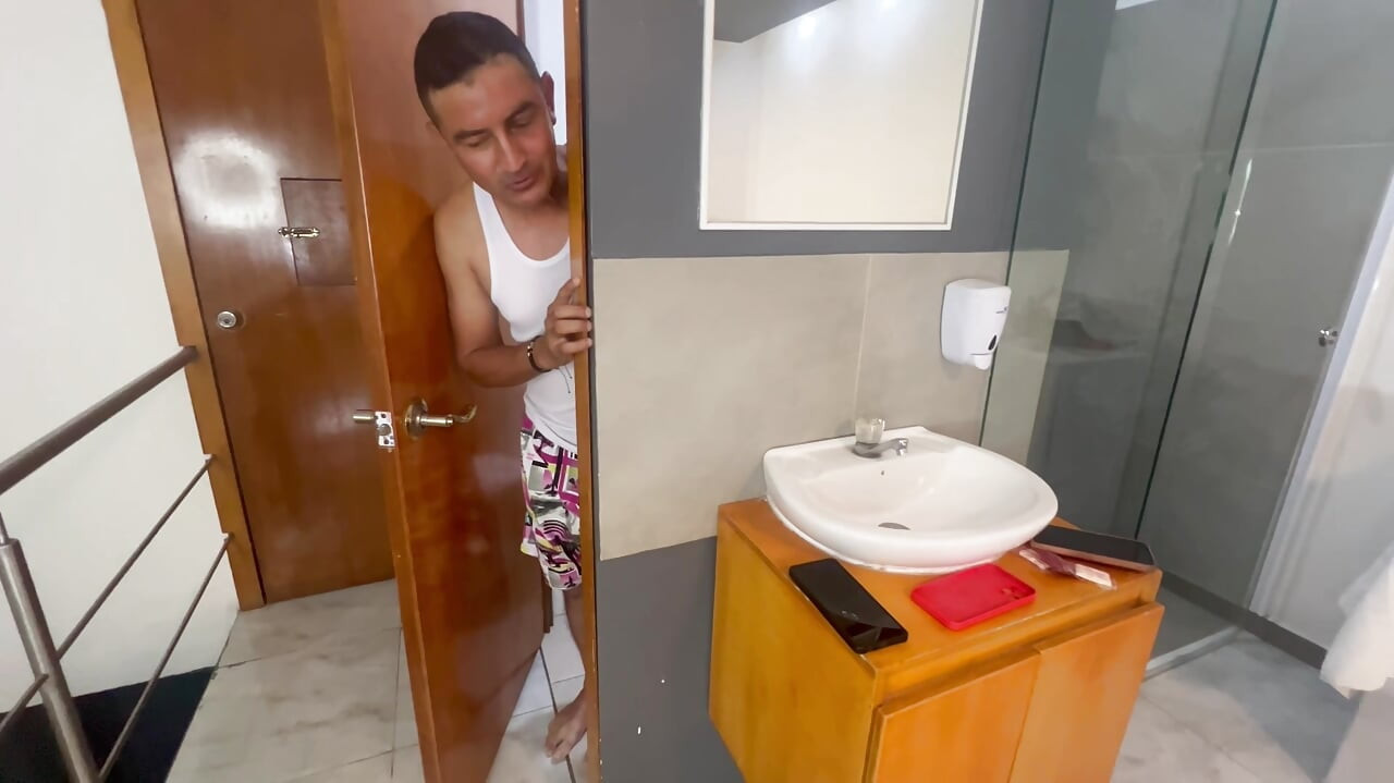 Comparto una cama con mi madrastra tetona y terminamos follando.