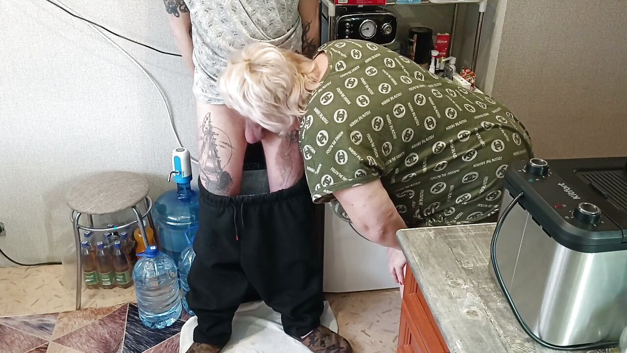 Cum in Stepmom's Mouth After Jerking off and Deep Blowjob
