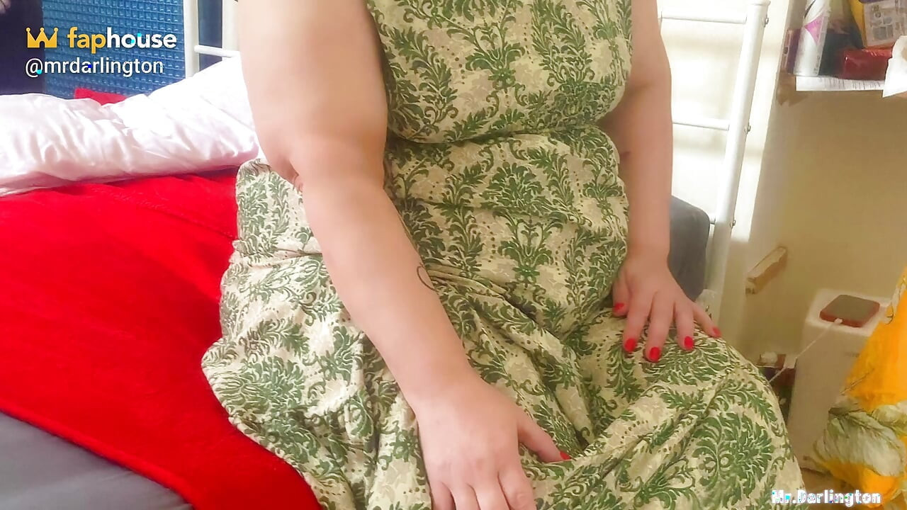 Dikke rondborstige hete vrouw op zijn hondjes gecreampied - mevrouw Zina Gabon