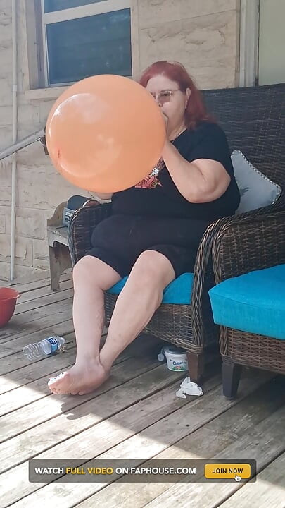 Marea asistentă frumoasă Vicki are o cerere de a arunca în aer un balon uriaș