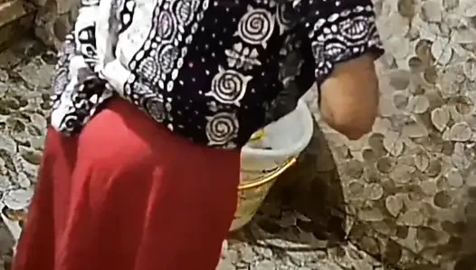 Cewek seksi india dengan toket besar lagi mandi dan ganti baju