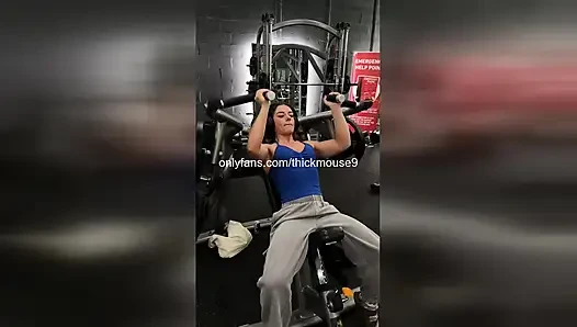 18-летняя девушка из спортзала сквиртует на Insta Live