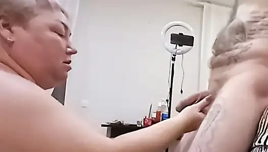 Шлюшка теряется при карточках и делает мне минет