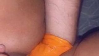 オレンジ色の手袋をした見知らぬ人