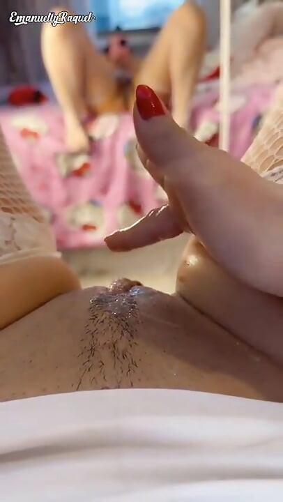 Seksi medicinska sestra igra se sa svojom pičkom i igra se s pičkom