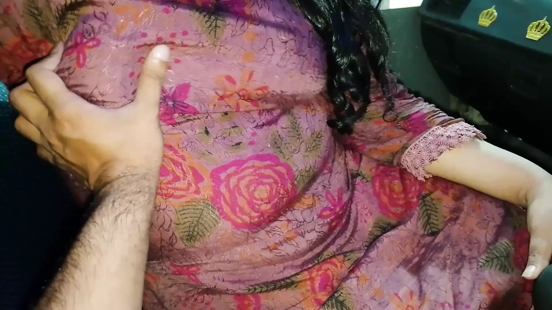 Un mari et sa femme baisent dans la voiture - vidéo en ligne BlackQueenBQ.