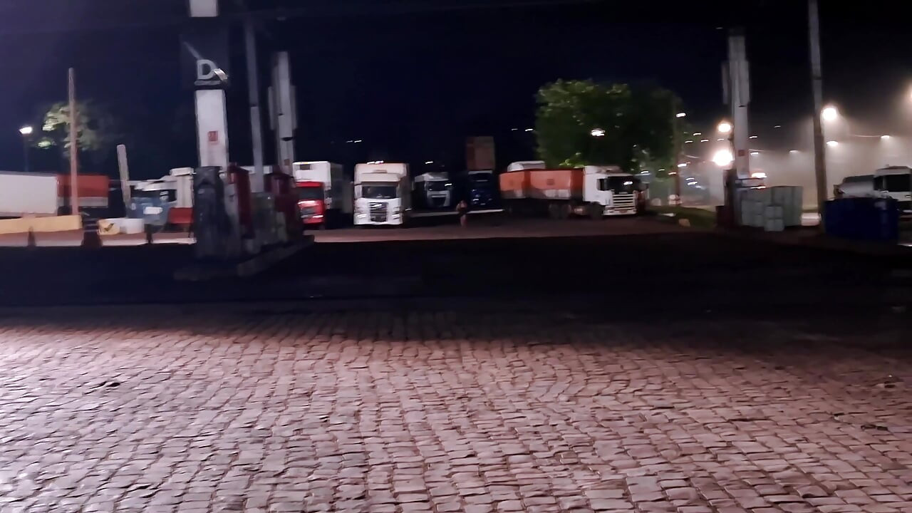 Trucker folló el culo de mi mujer en el camión mientras yo esperaba