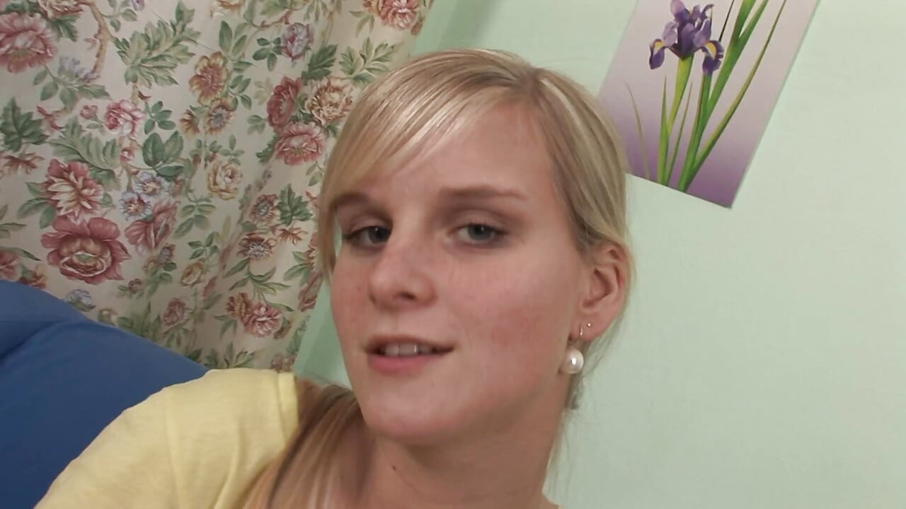 Horny girl enjoys a pussy lick before riding the hard cock in the sofa