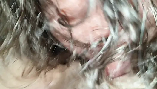 Yalama, emme, sevişme. Beni o kadar güzel boşaltıyor ki içime fışkırmasına izin vermek zorunda kalıyorum. Creampie 1 / 4