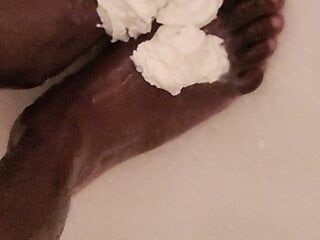 Crème fouettée sur mes pieds