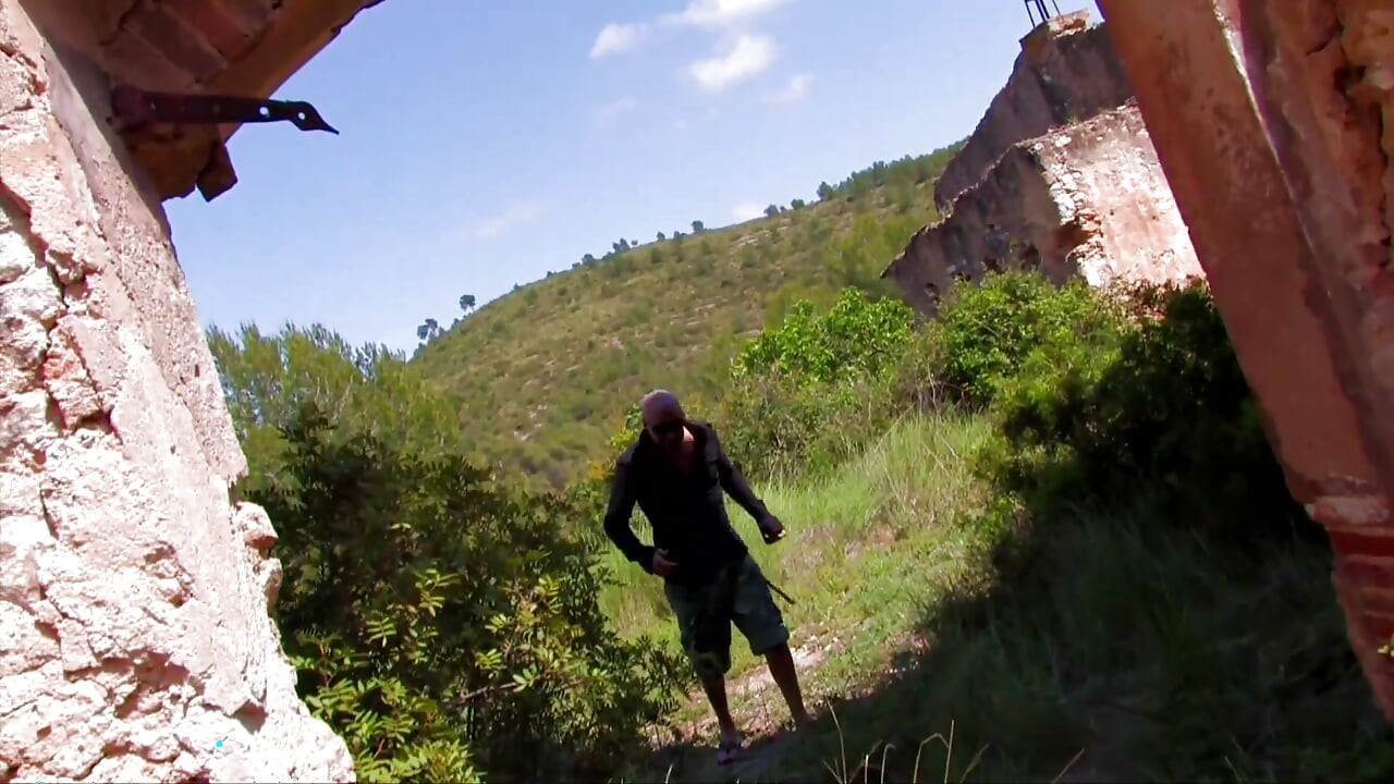 ブルネットのお尻は、田舎の家の廃墟を叩いた