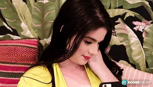 Die vollbusige Diana Eisley wird aufgedreht, indem sie sich beim ficken zuschauen