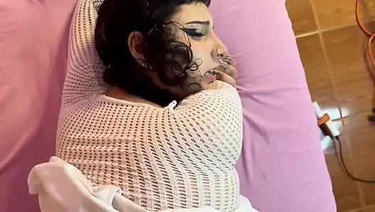 Kolumbianische Gothic-Schlampe fickt ihren Stiefbruder, bis sie ihn in ihren großen Arsch kommen lässt