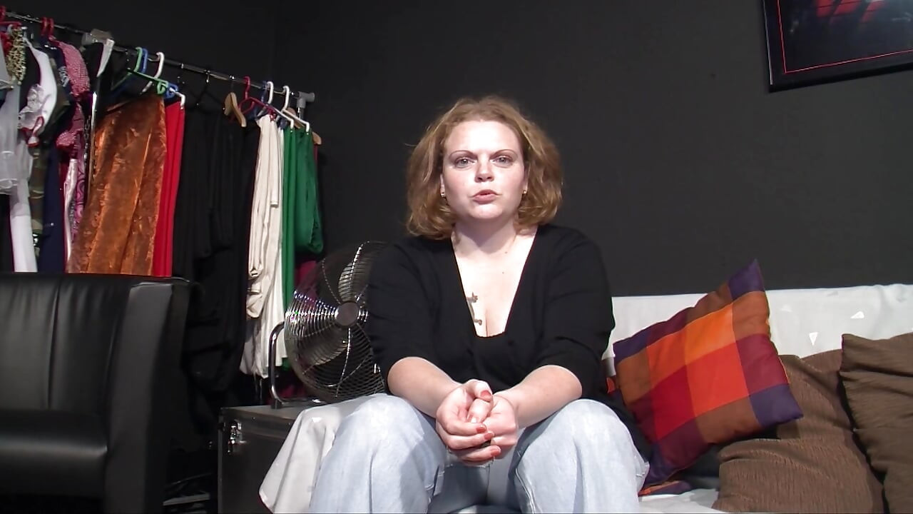 Fette deutsche schlampe stopft ihre muschi mit einem großen dildo