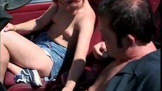 Papa - Küken wird auf dem Auto gefickt
