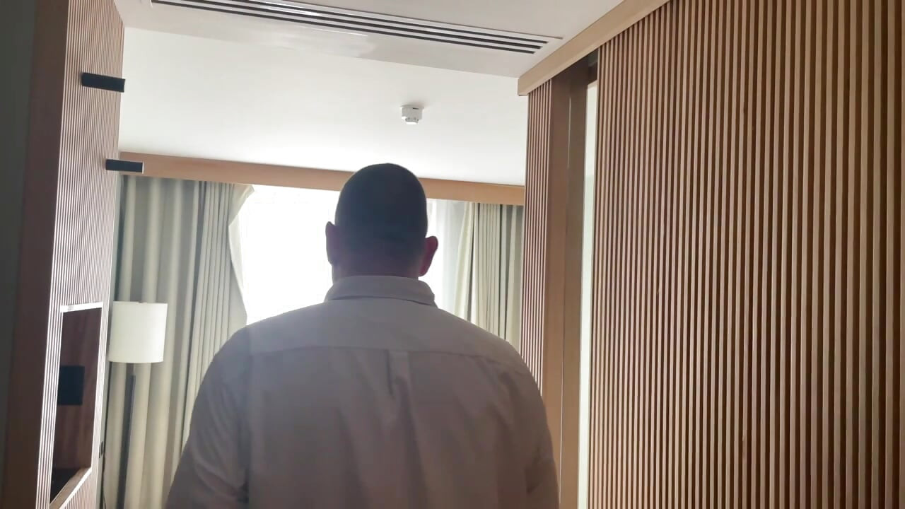 Tobie Nash, prljava navijačica, jebana vibratorom, a zatim dobiva veliko lice po licu u hotelu!