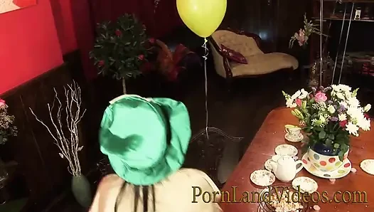 Cewek-cewek toket besar cosplay disetubuhi dalam seks berkelompok hardcore