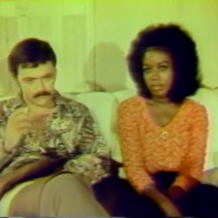 ליקוק כוס שחור ולבן בחדר השינה