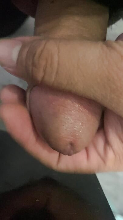 In the bathroom, there was a cock that was getting an erection, only knowing how to endure it, not having to do it