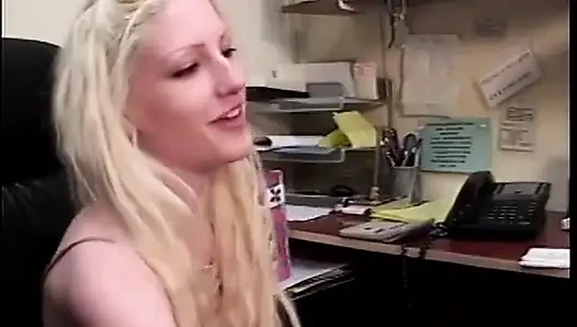 Junges schlankes blondes schätzchen fickt ihr bein auf dem schreibtisch, um ihre muschi für dildo zu öffnen