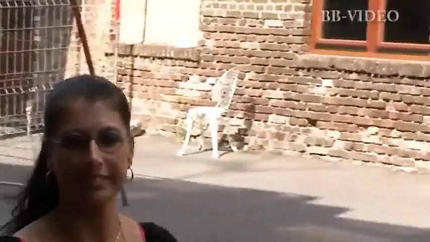 Στις σκάλες του σπιτιού δίπλα στο παράθυρο για να δει αν φτάνει ο σύζυγός της, αυτή η milf απολαμβάνει με τον καυλιάρη εραστή της
