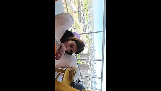 Mein Mann und ich hatten Spaß in einer gemieteten Wohnung: Oralsex auf dem Balkon mit Blick auf die Straße und Sex im Schlafzimmer.